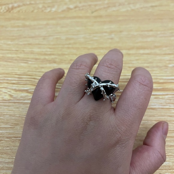 Black Heart Ring - Picture 4 of 10